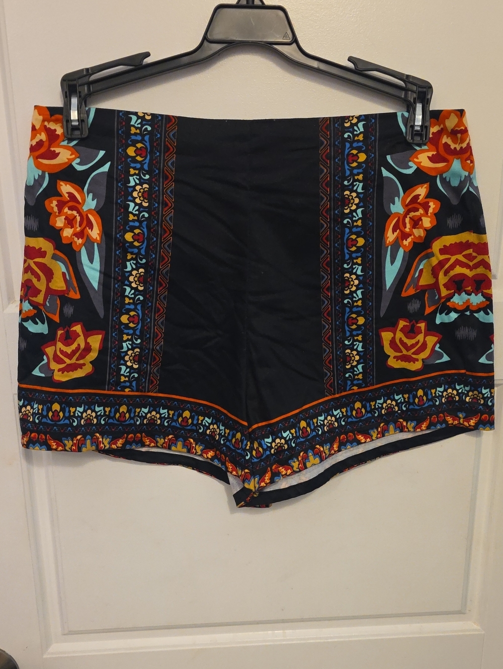 Flying-Tomato Floral Border Black Women's Shorts